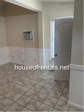 304 E College St - Photo 2 of 4