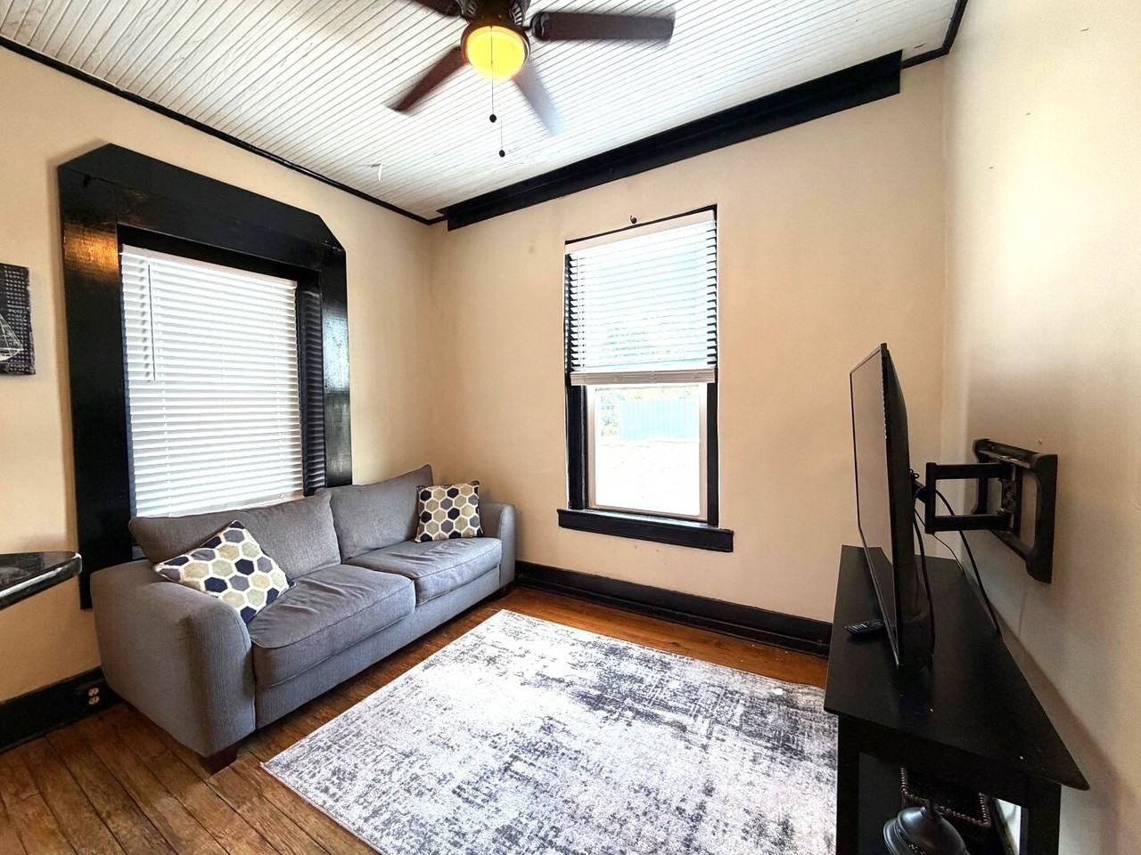 523 E Broad St #D - Photo 5 of 16