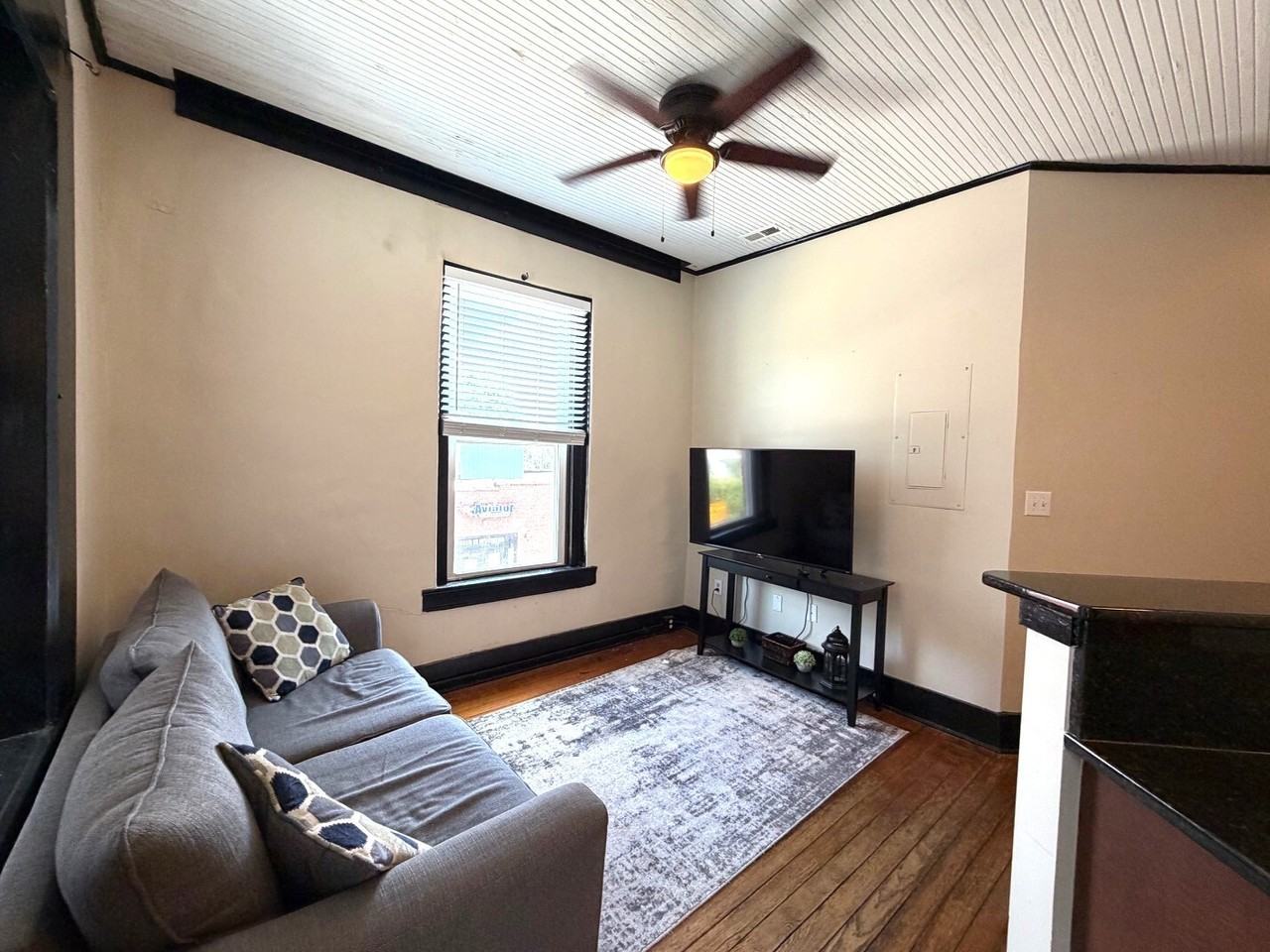 523 E Broad St #D - Photo 7 of 16