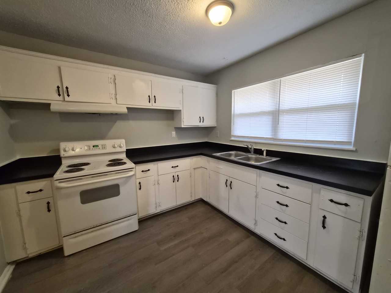 4102 Biscayne Rd - Photo 4 of 17