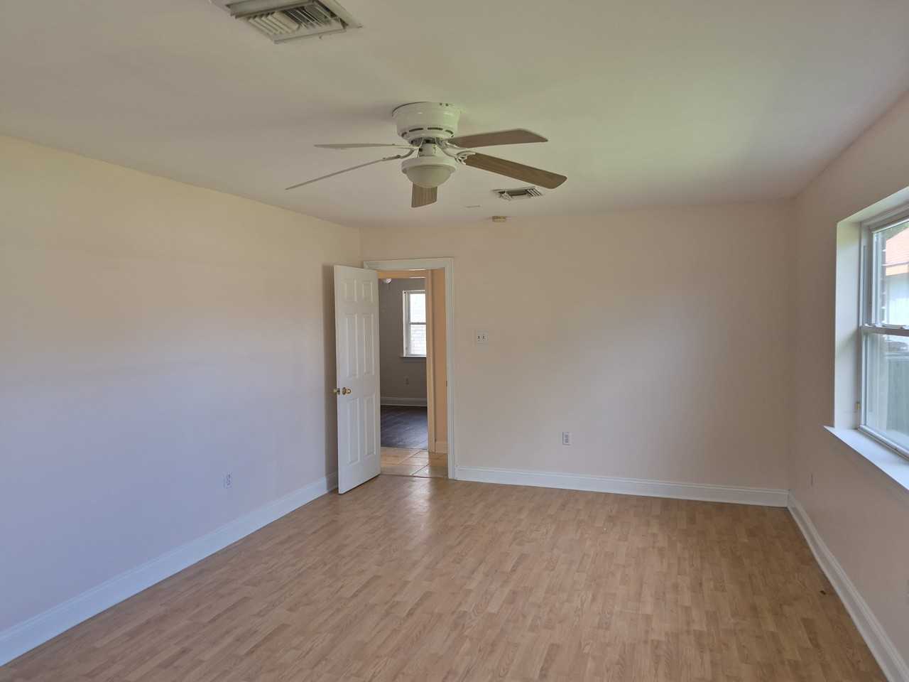 7591 Vincent St - Photo 3 of 14