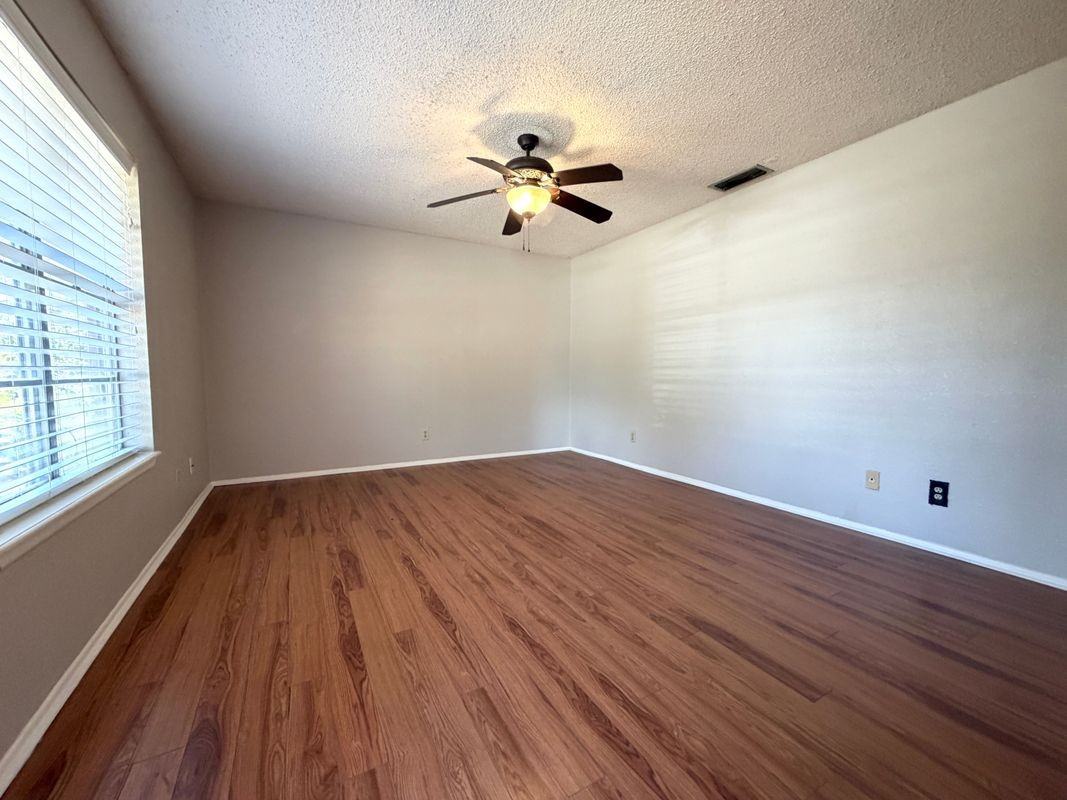 1404 Fairview Dr - Photo 3 of 12