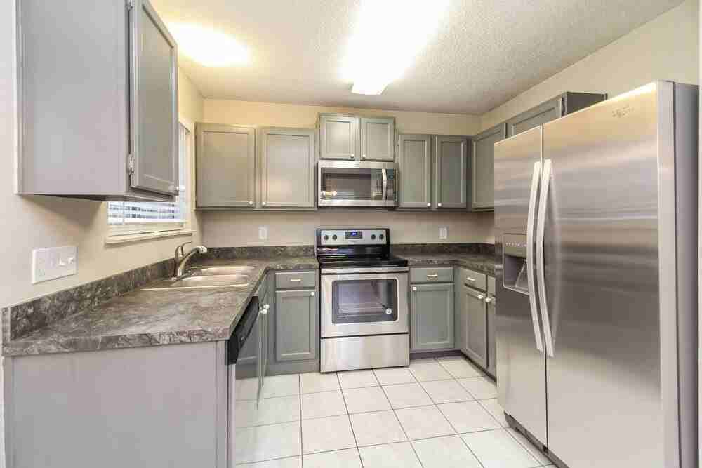 802 Wyndham Pl - Photo 4 of 17