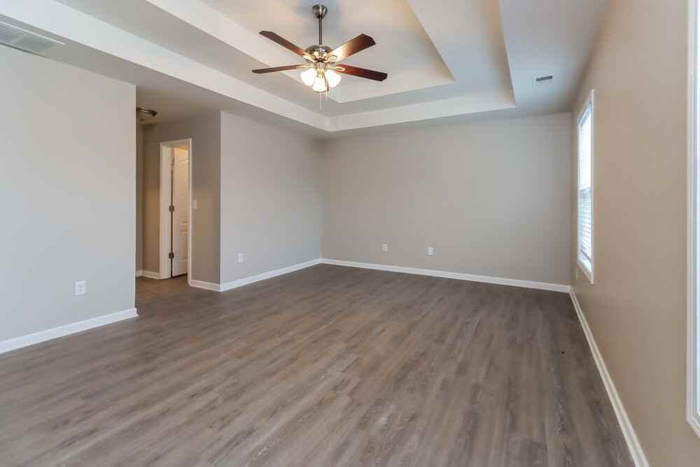 101 Revolutionary Dr - Photo 5 of 15