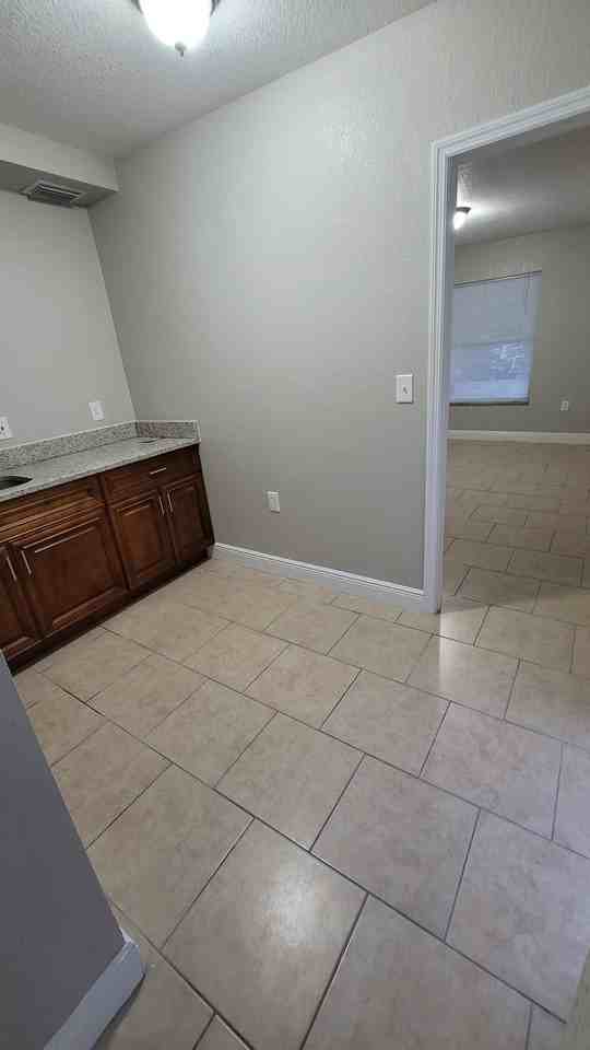 7213 N Hubert Ave - Photo 4 of 7