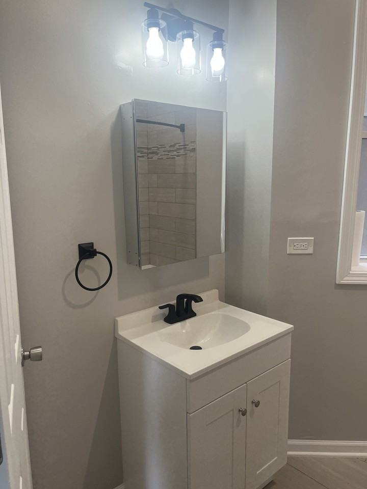 7034 S Rhodes Ave #1 - Photo 4 of 9