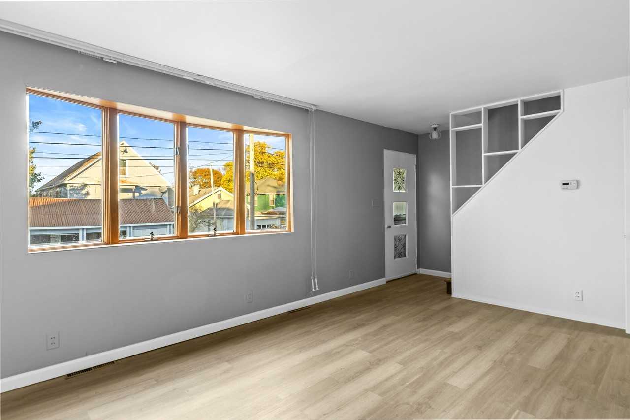 60 Leslie Ave - Photo 2 of 14