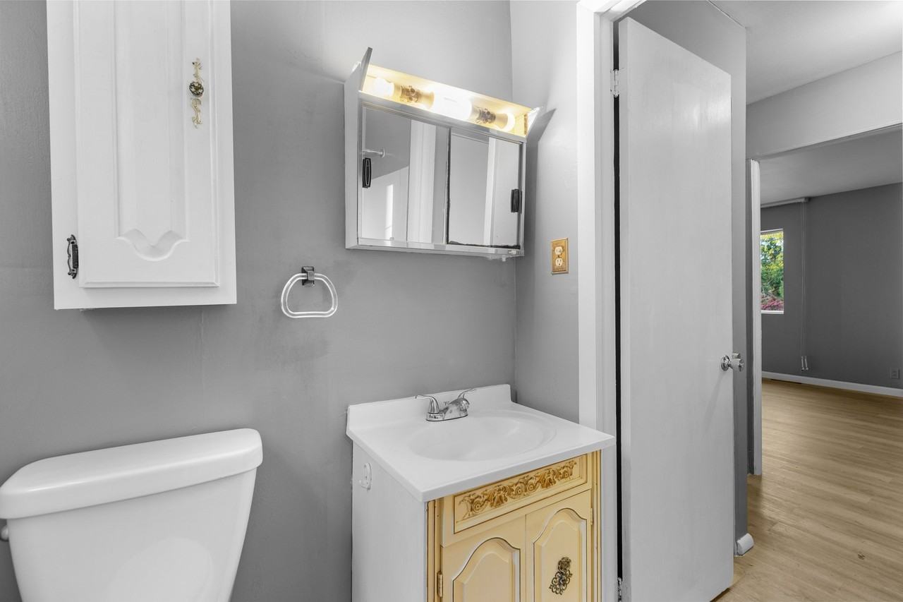 60 Leslie Ave - Photo 3 of 14