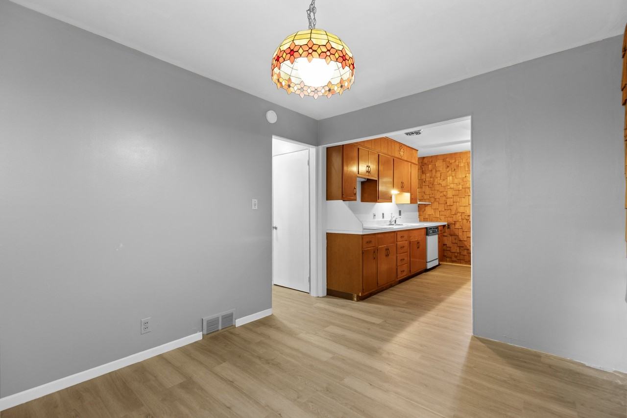 60 Leslie Ave - Photo 4 of 14