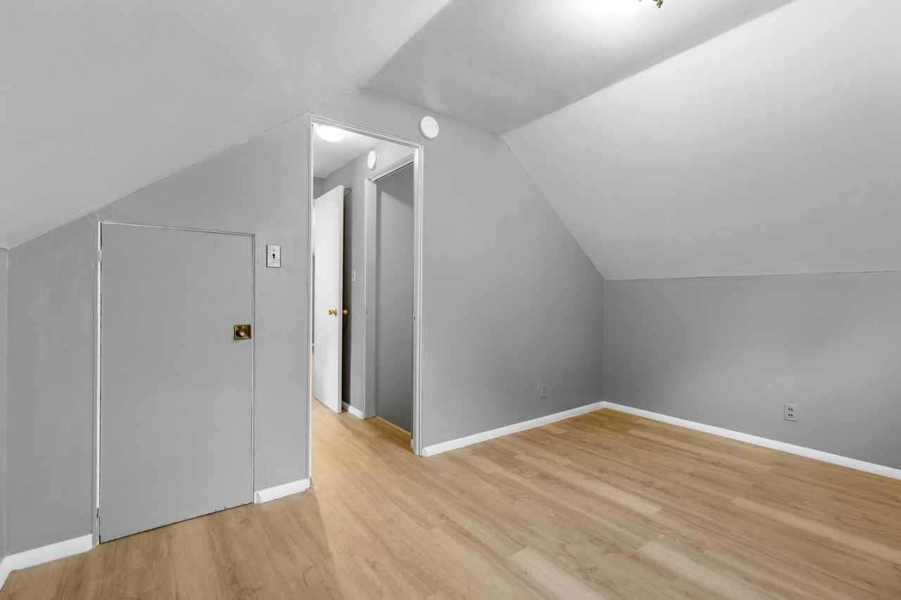 60 Leslie Ave - Photo 7 of 14