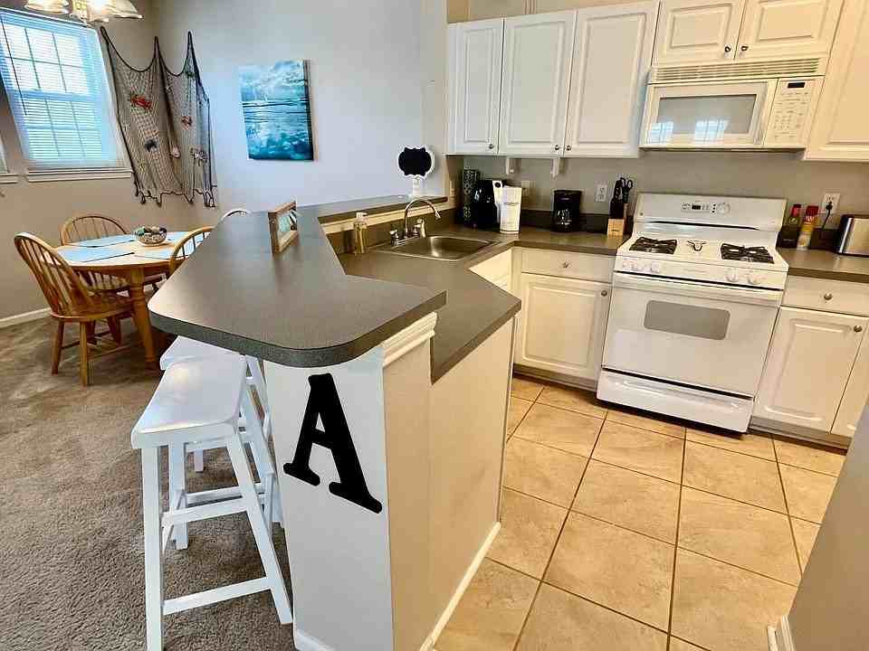2252 Beach Dr #21 - Photo 5 of 18