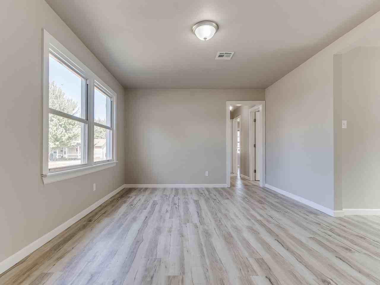 1116 Hickory Ln - Photo 2 of 25