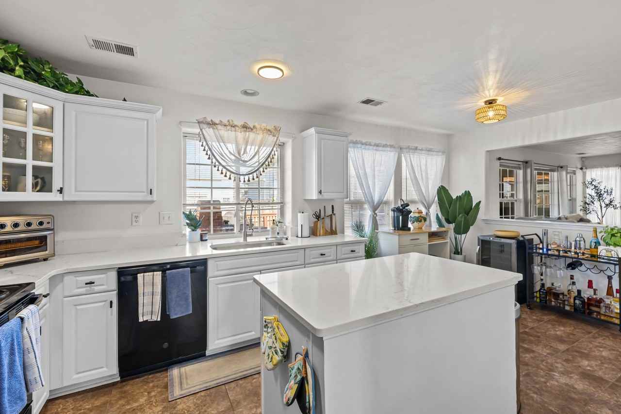 5477 Kiawah Ct - Photo 7 of 20