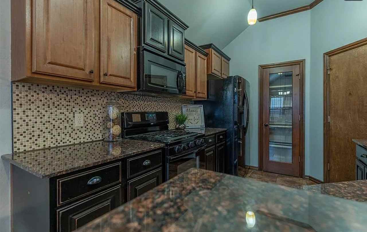 7504 Meadow Lake Dr - Photo 2 of 19