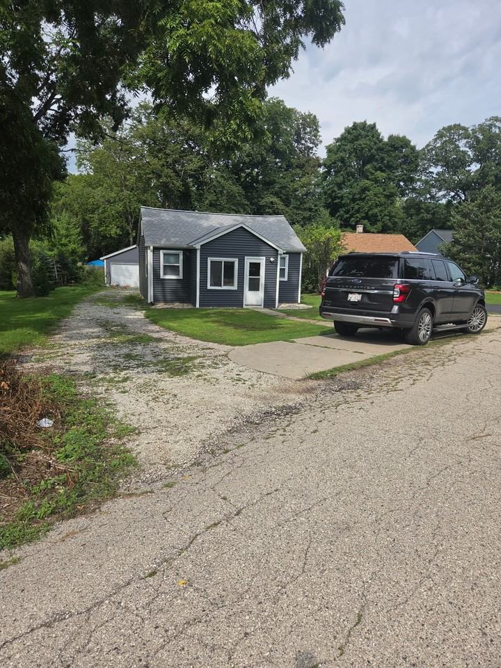 S64W18474 Topaz Dr - Photo 2 of 13