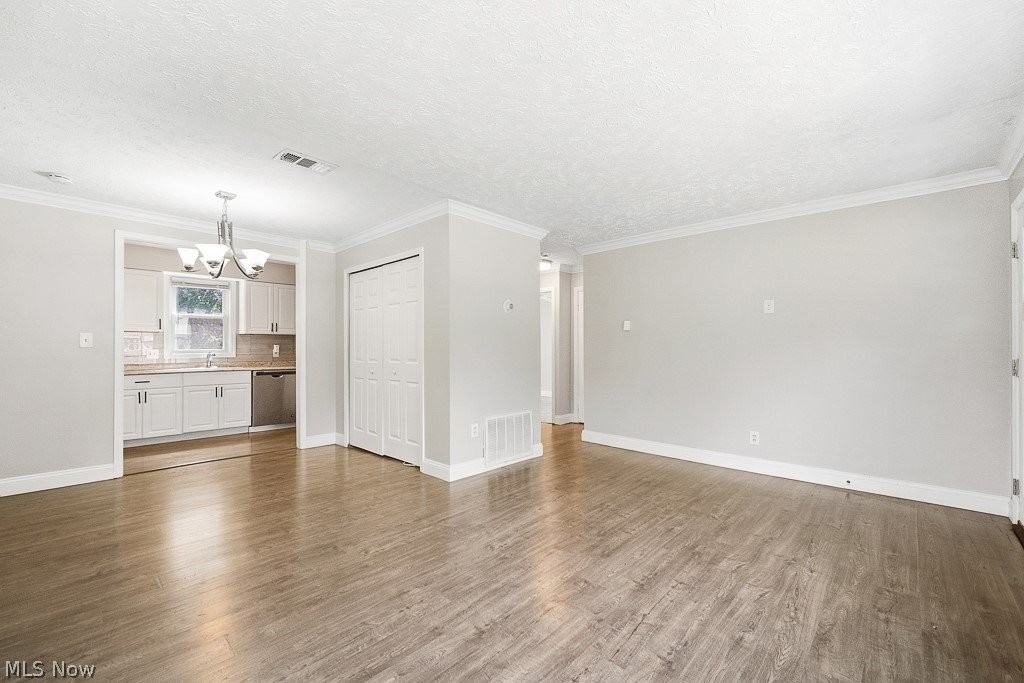 2326 Greenvale Rd - Photo 4 of 20