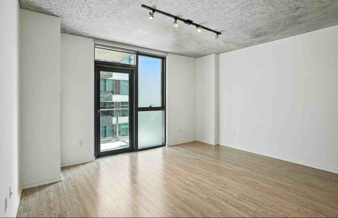 1302 S Wabash Ave - Photo 2 of 8