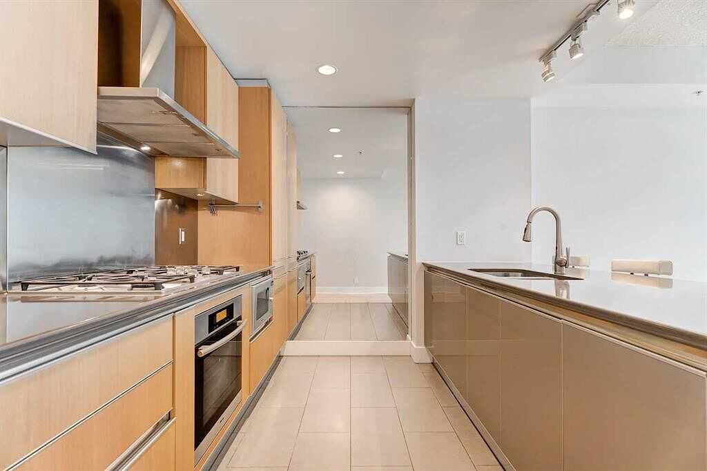 433 Arriva Condominiums - Photo 6 of 27