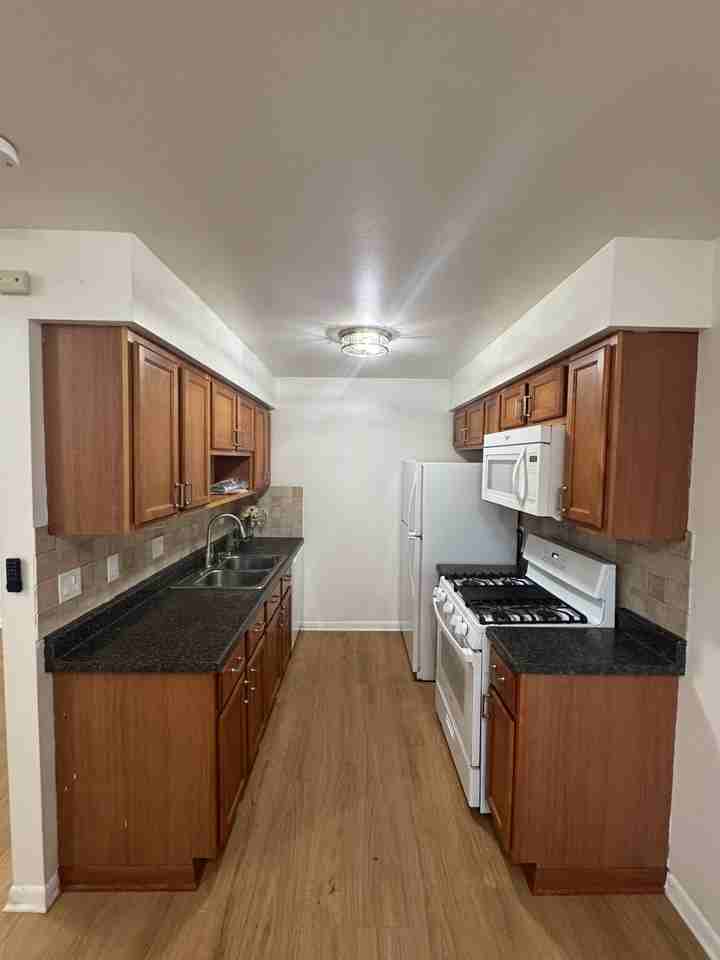 883 Wellington Ave #883 - Photo 3 of 18