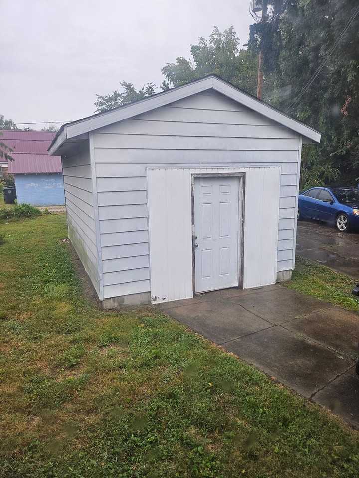 1104 Adams Ave - Photo 3 of 13