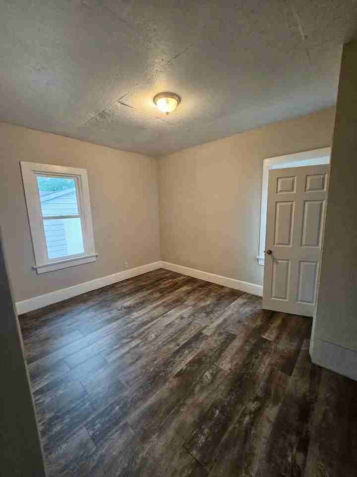1104 Adams Ave - Photo 4 of 13