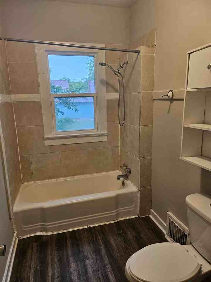 1104 Adams Ave - Photo 5 of 13