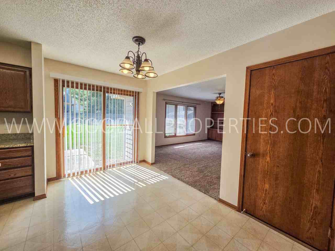 1104 Prairie View Dr - Photo 2 of 20
