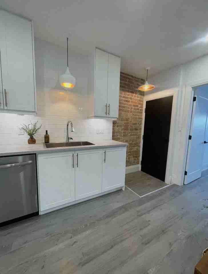 2747 Dundas St W - Photo 3 of 19