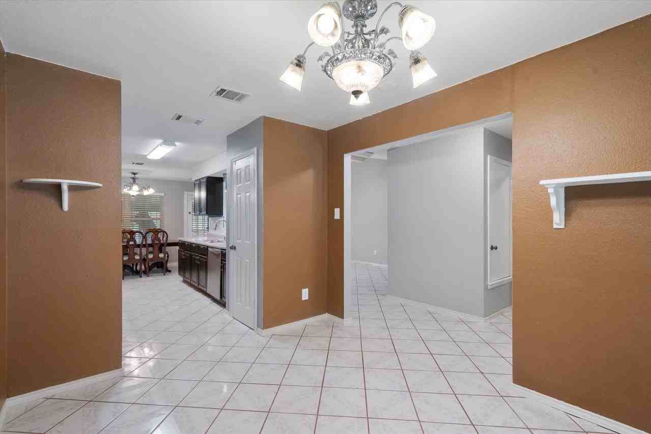 8514 Red Willow Dr - Photo 5 of 37