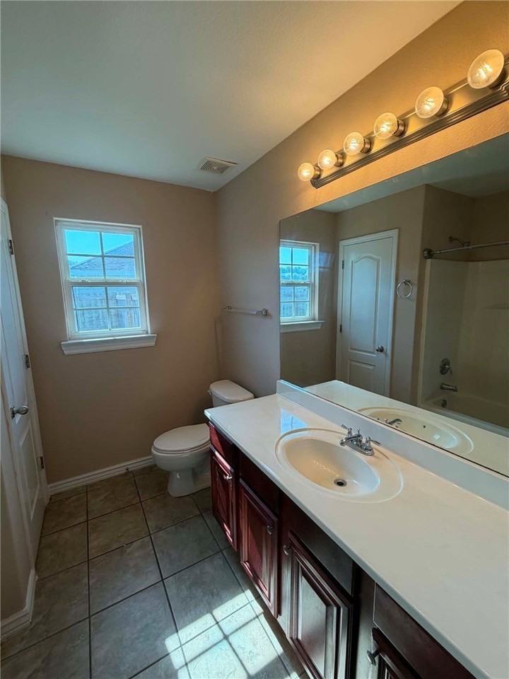 959 Raspberry St - Photo 6 of 13