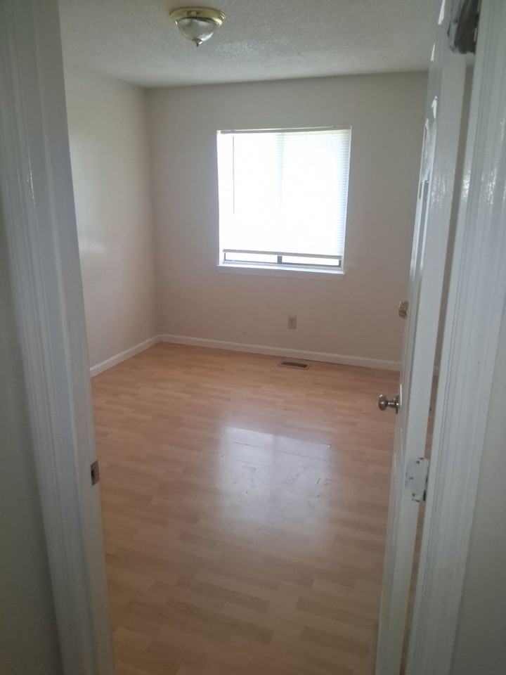 Pine Villa Town Houses - Photo 6 of 9