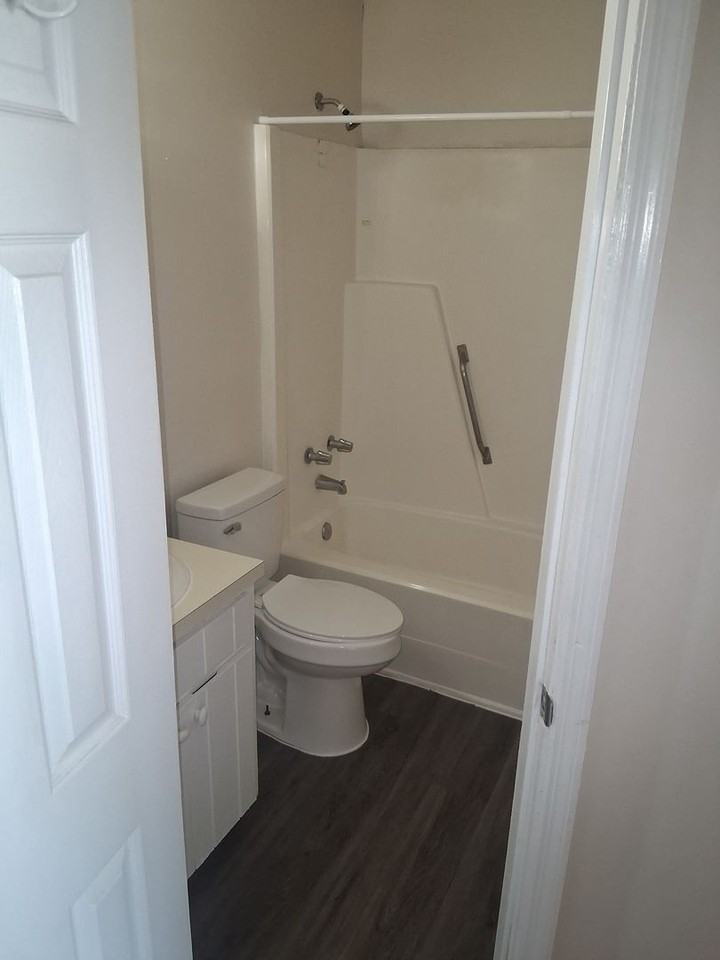 Pine Villa Town Houses - Photo 7 of 9