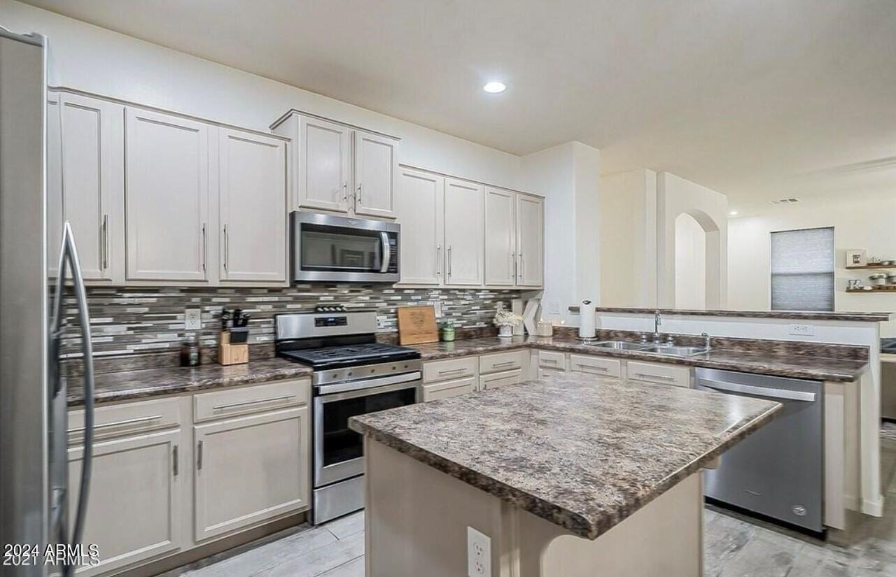 18211 W Eva St - Photo 7 of 33
