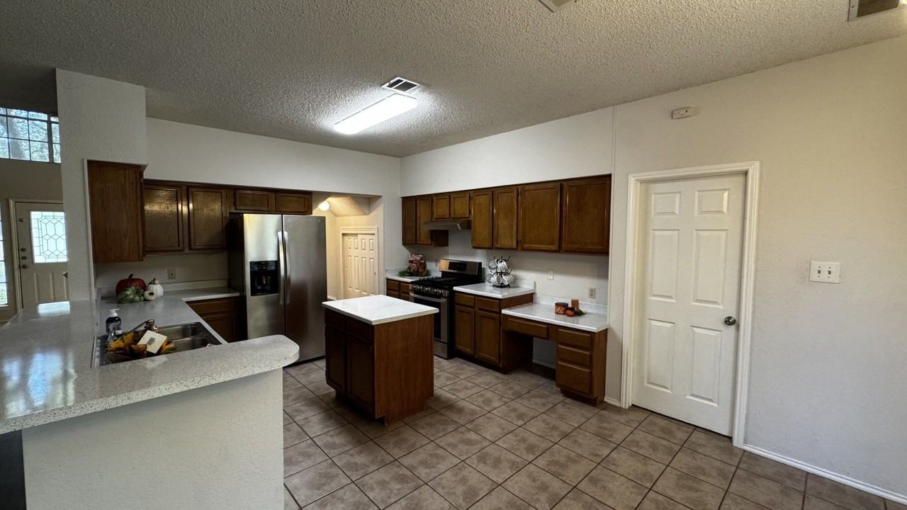 8011 Doe Meadow Dr - Photo 4 of 6