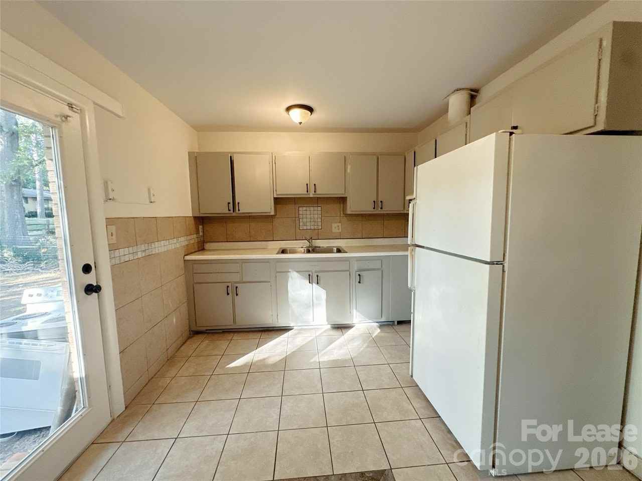5006 Malibu Dr - Photo 2 of 7