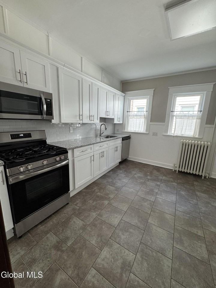 663 Hudson Ave #1 - Photo 7 of 14