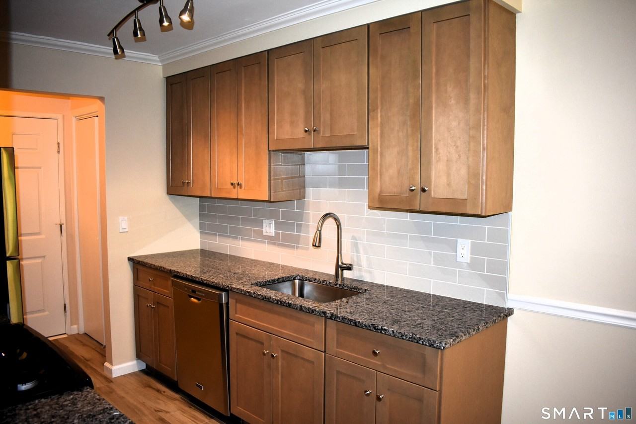 24 Teresa Pl #24 - Photo 3 of 18