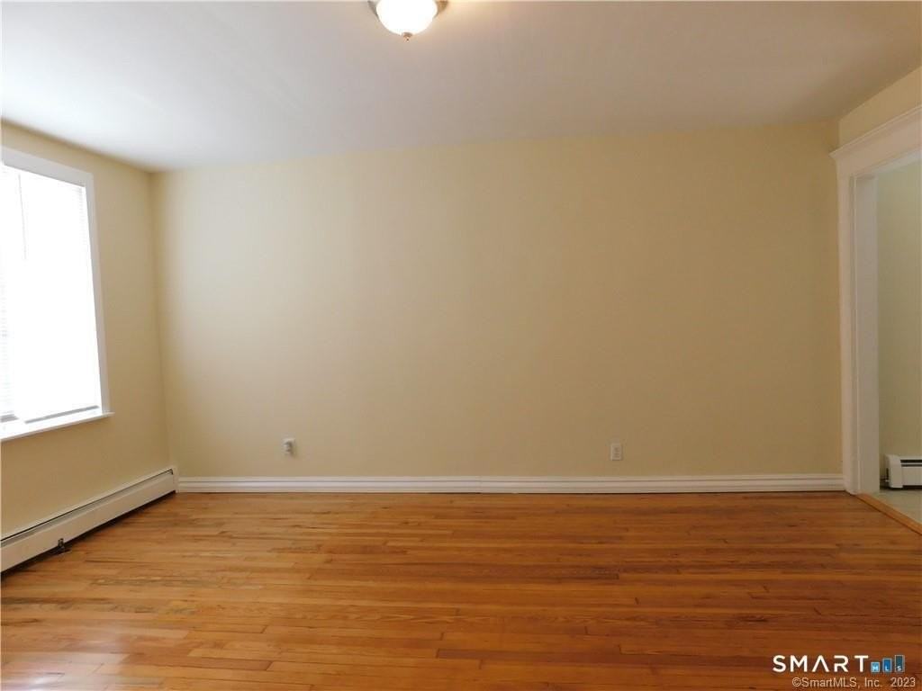 129 Kent Ave - Photo 4 of 7