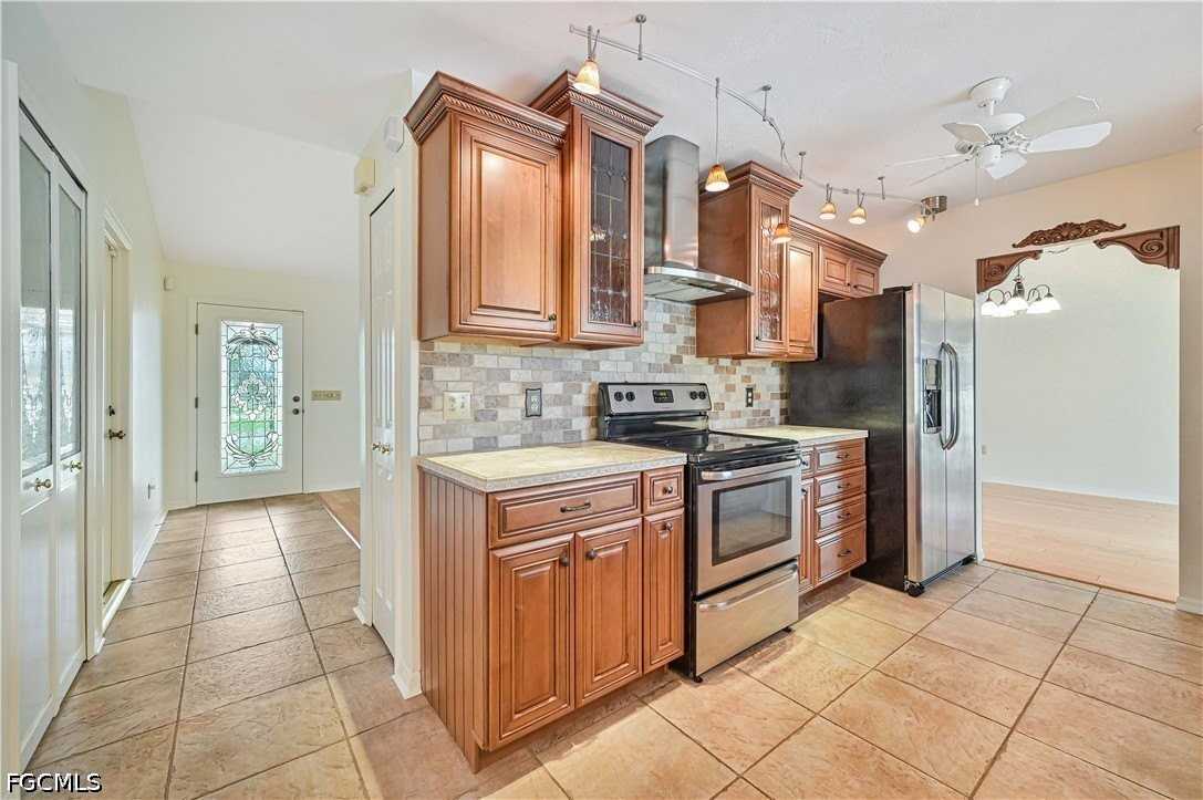 634 Se 32nd St - Photo 3 of 36
