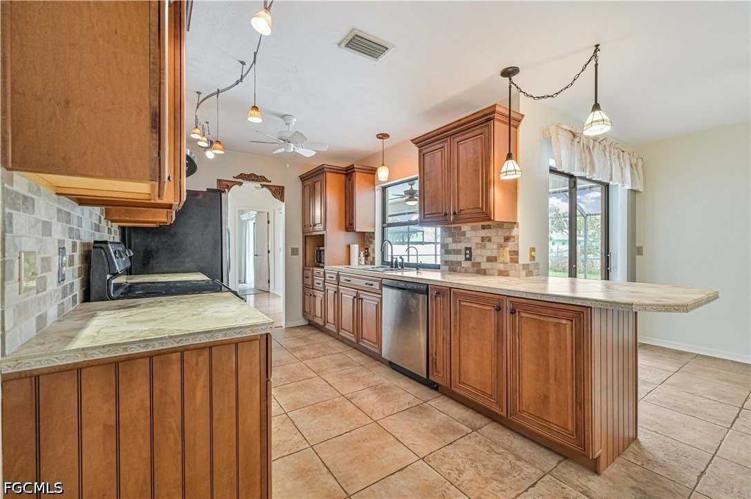 634 Se 32nd St - Photo 4 of 36