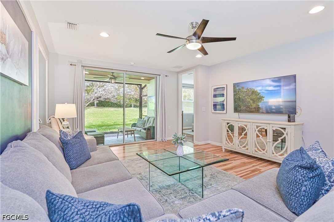 14919 Edgewater Cir - Photo 4 of 32