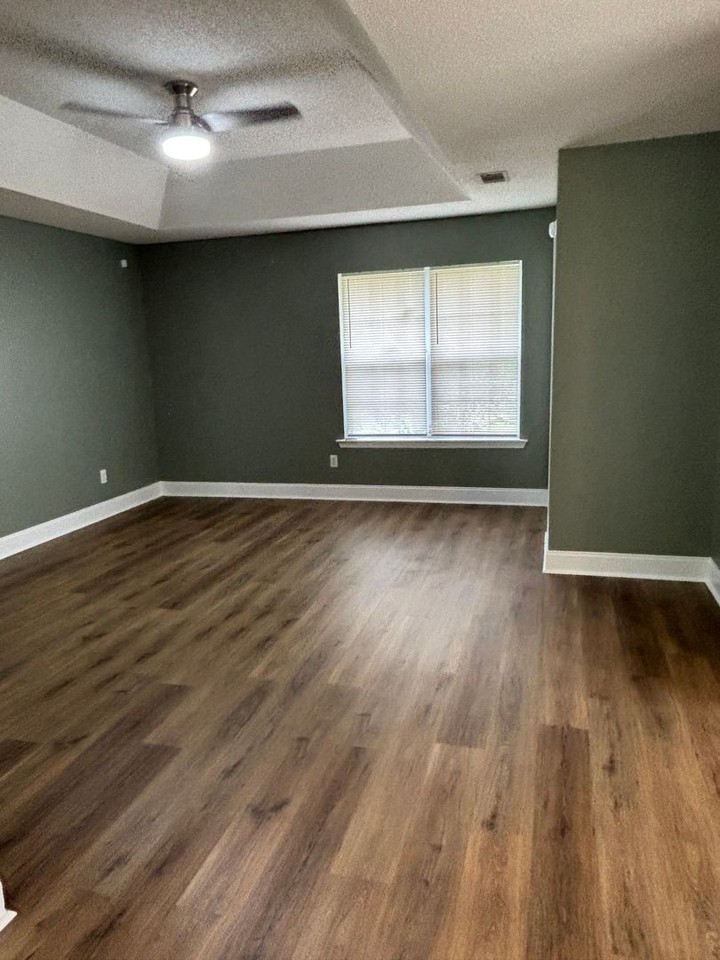 1108 Montclair Dr - Photo 4 of 17