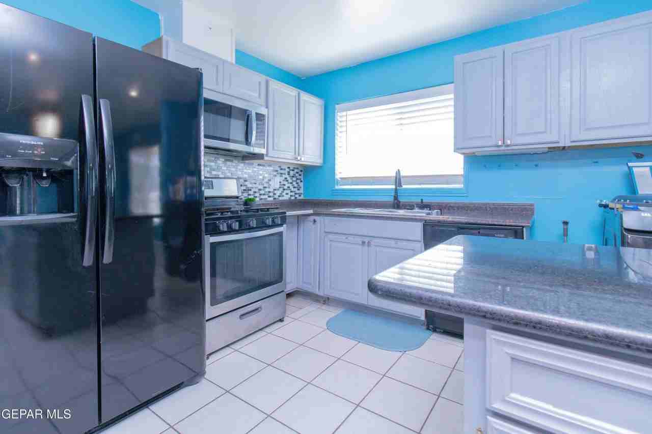 451 Borrett St - Photo 4 of 29