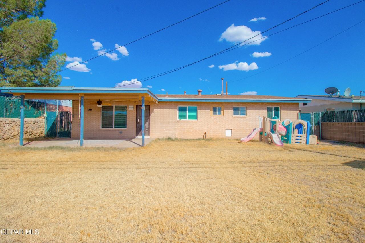 451 Borrett St - Photo 5 of 29