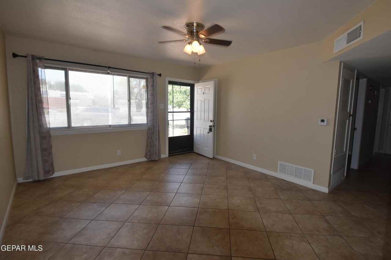 807 Poplar St - Photo 2 of 16