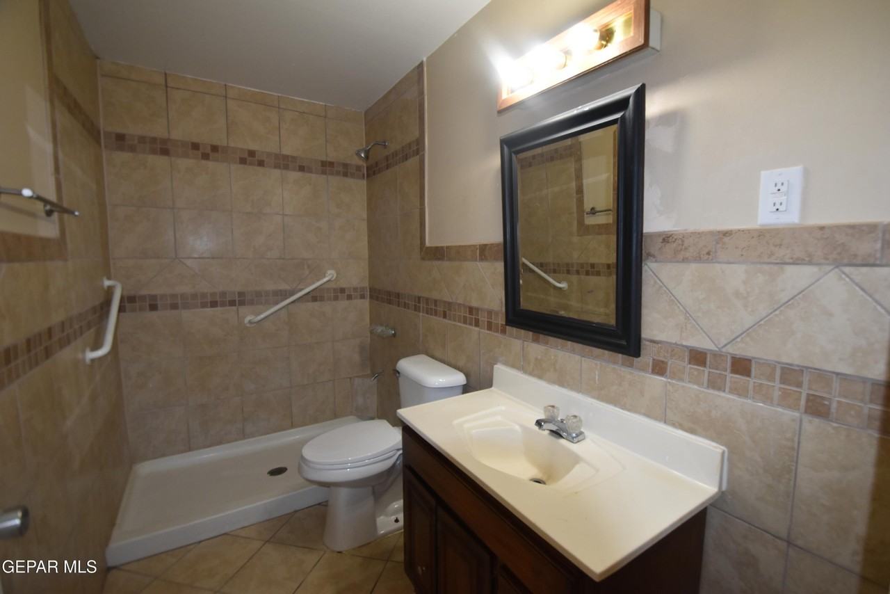 807 Poplar St - Photo 3 of 16