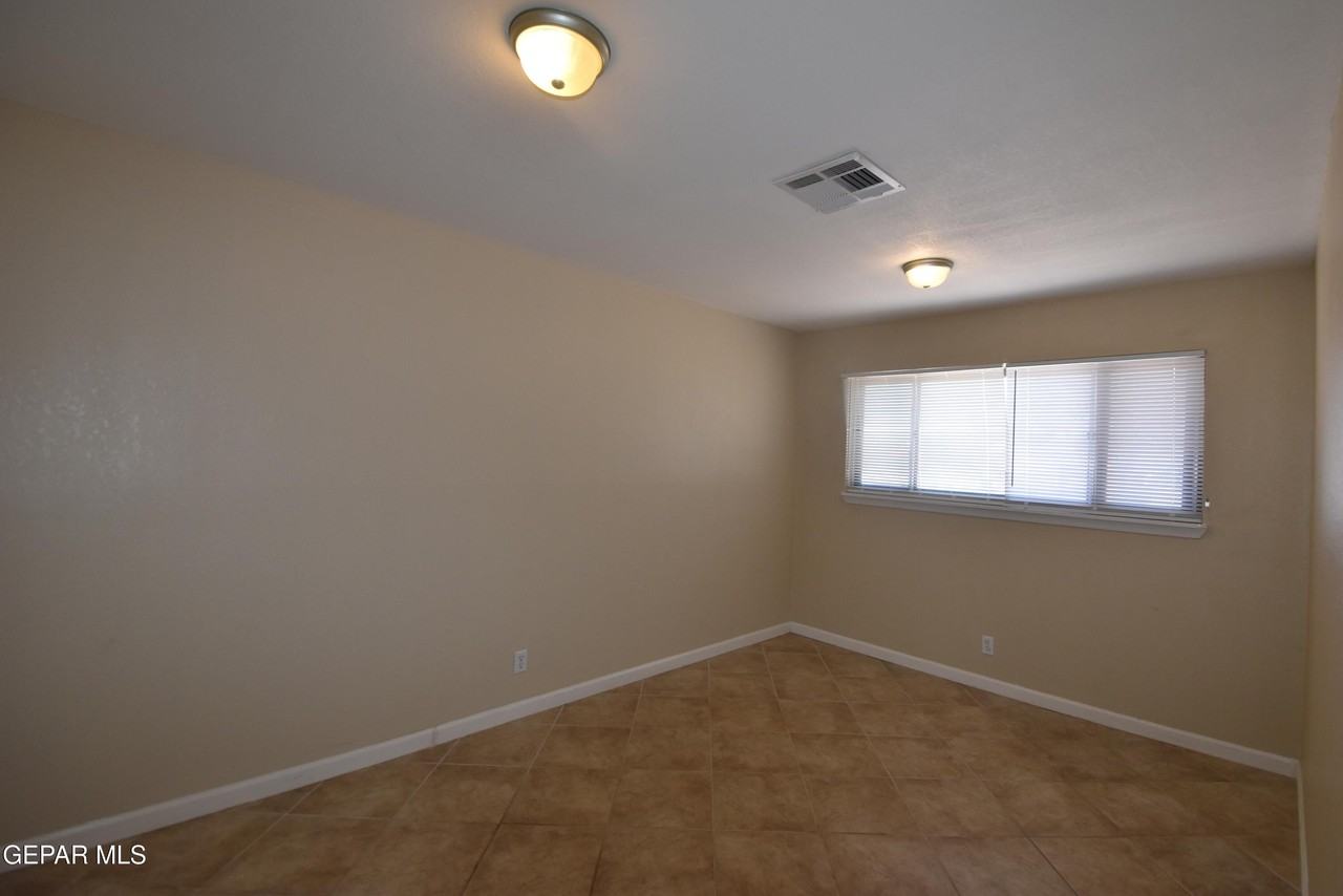 807 Poplar St - Photo 5 of 16