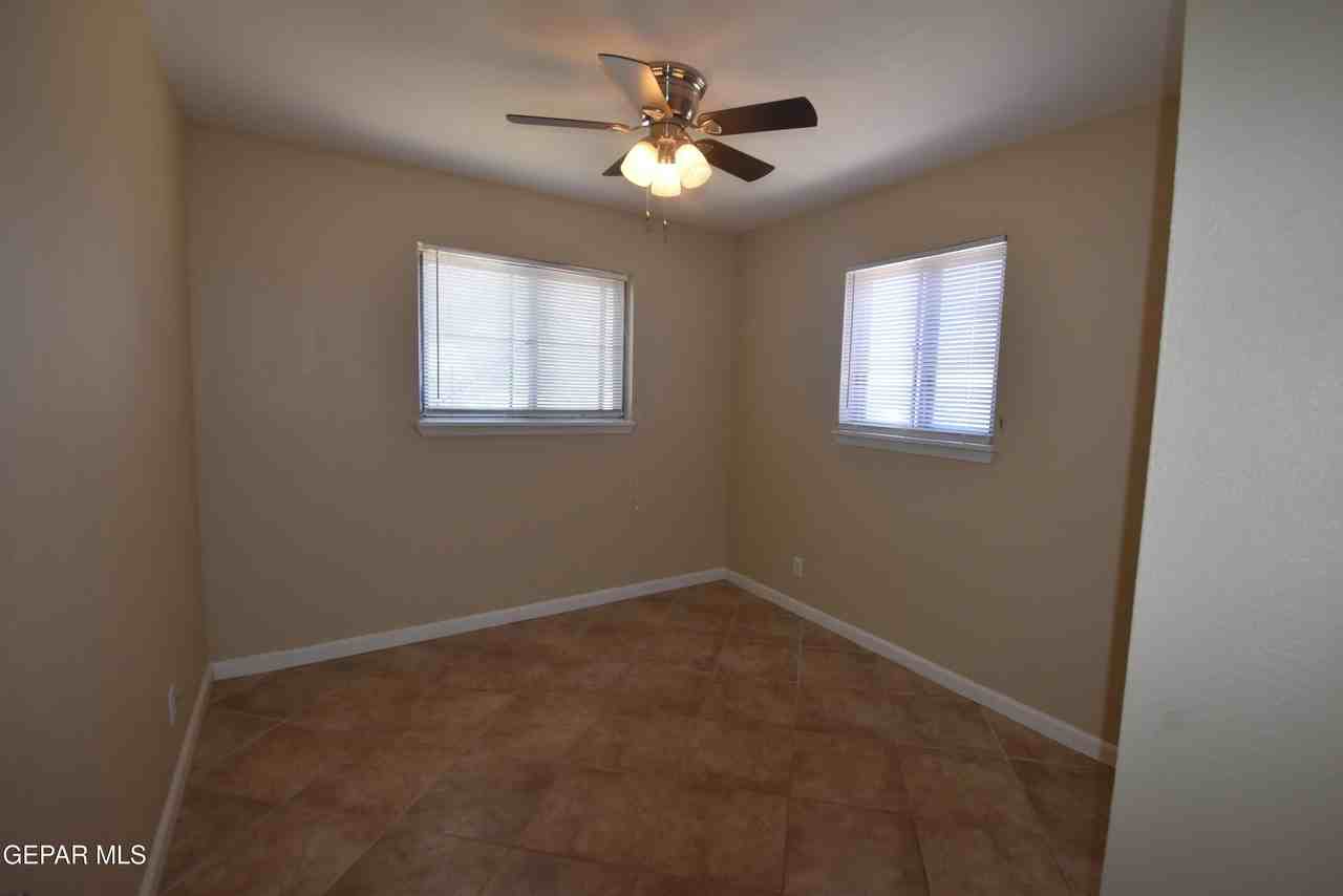 807 Poplar St - Photo 6 of 16
