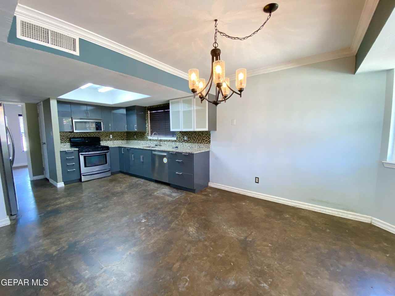 3217 Tomahawk St - Photo 5 of 27