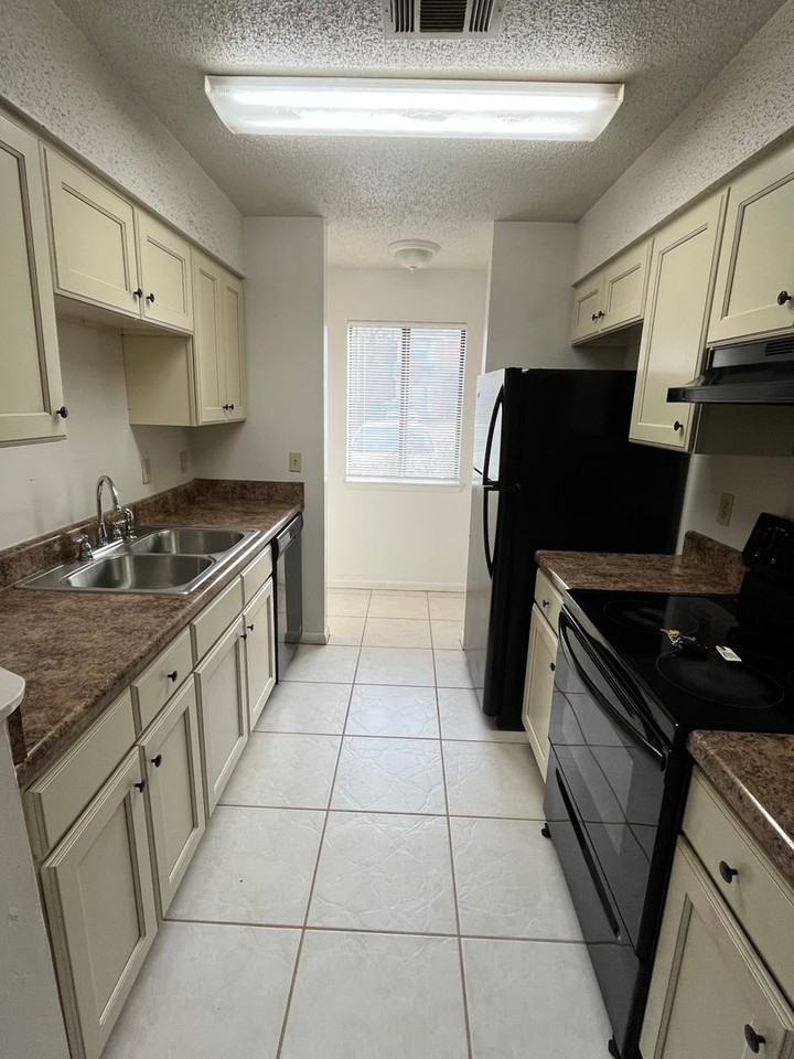 607 Virginia Oak Ct - Photo 2 of 16